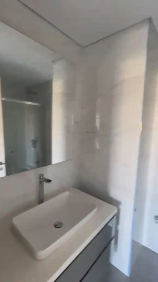 Banyo ve ayna — yeni teslim alandan kare
