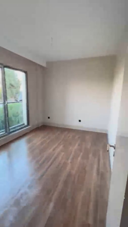 Oda ve parke — yeni teslim alandan kare